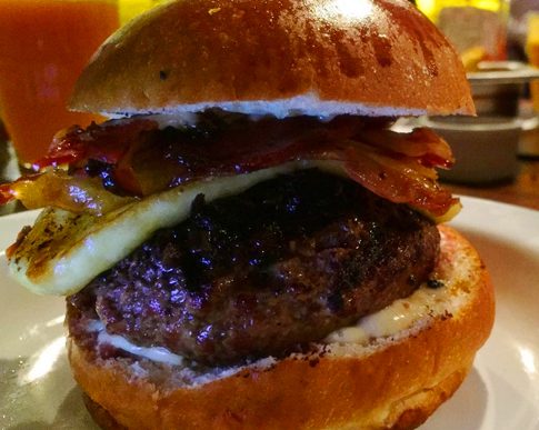 Burger com queijo coalho e bacon - 12 Burguer & Bistro