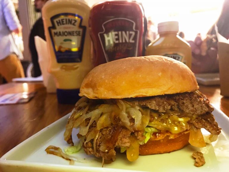 Receita Hambúrguer de Cebola Frita e a História do Hambúrguer nos EUA